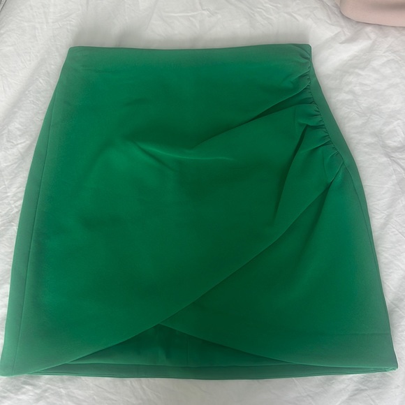 NWOT Alice + Olivia Fidela Draped Mini Skirt - Picture 2 of 7